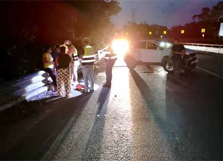 Camioneta choca contra muro en la Valles-Tamazunchale Camioneta choca contra muro en la Valles-Tamazunchale