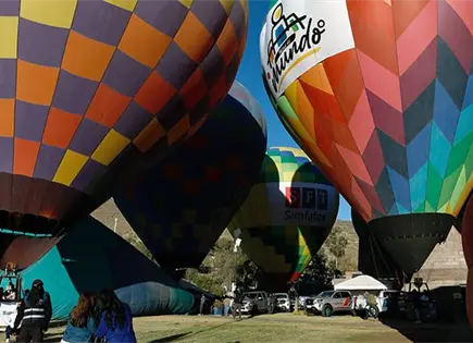 Globos ti&ntilde;en de colores el cielo de Ecuador