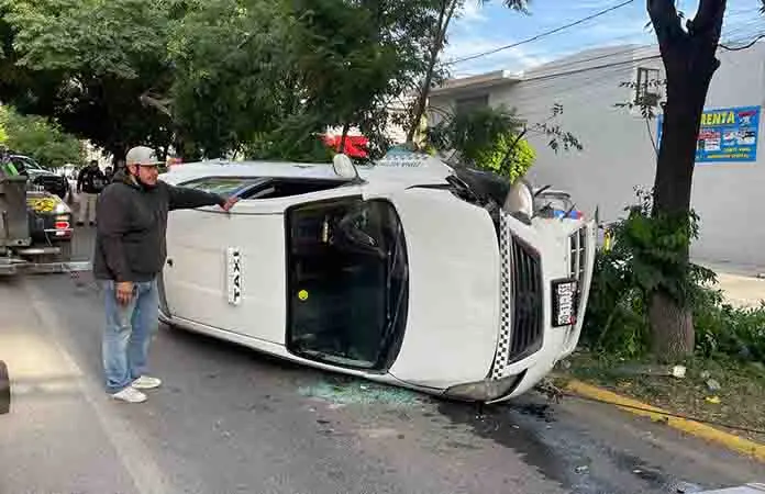 Volcadura de taxi resulta en sólo daños