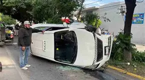 Volcadura de taxi resulta en s&oacute;lo da&ntilde;os