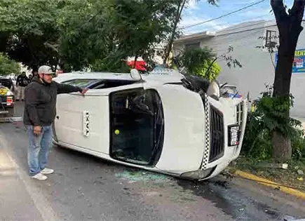 Volcadura de taxi resulta en sólo daños Volcadura de taxi resulta en sólo daños