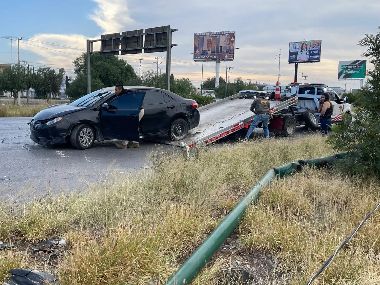 Automóvil derriba poste en la carretera 57