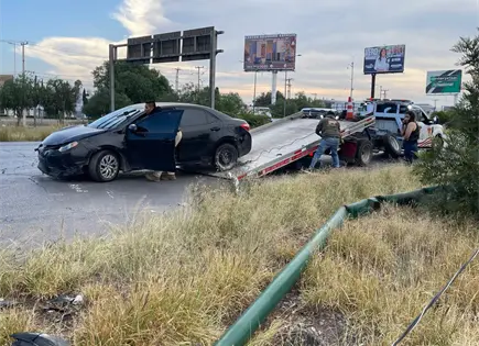 Automóvil derriba poste en la carretera 57 Automóvil derriba poste en la carretera 57