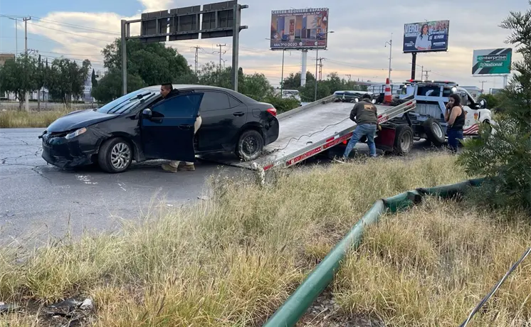 Automóvil derriba poste en la carretera 57 Automóvil derriba poste en la carretera 57