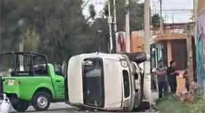 Camioneta derriba una cochera y termina volcada en Soledad
