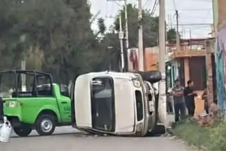 Camioneta derriba una cochera y termina volcada en Soledad Camioneta derriba una cochera y termina volcada en Soledad