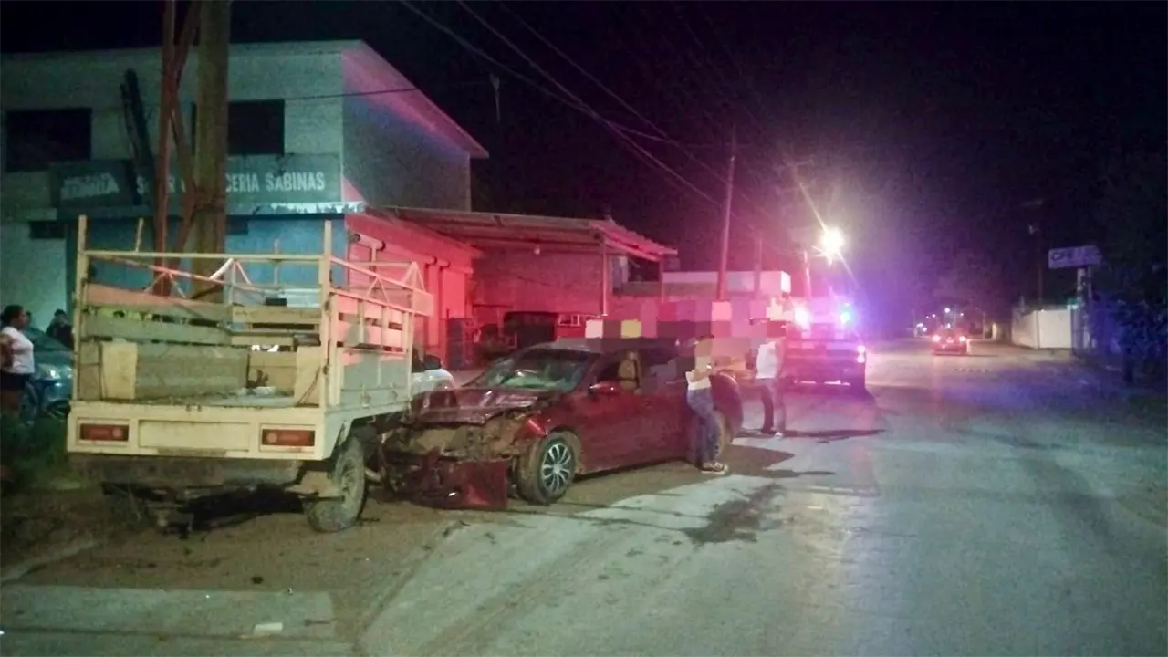 Camioneta se atraviesa y desata fuerte choque en Tamuín