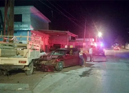 Camioneta se atraviesa y desata fuerte choque en Tamuín Camioneta se atraviesa y desata fuerte choque en Tamuín