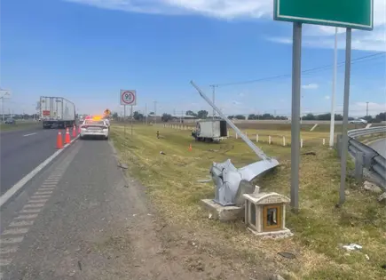 Mujer muere tras caer de cami&oacute;n en la carretera 57