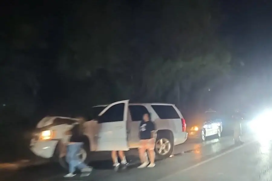 Suburban derriba poste en avenida Ricardo Gallardo