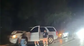 Suburban derriba poste en avenida Ricardo Gallardo