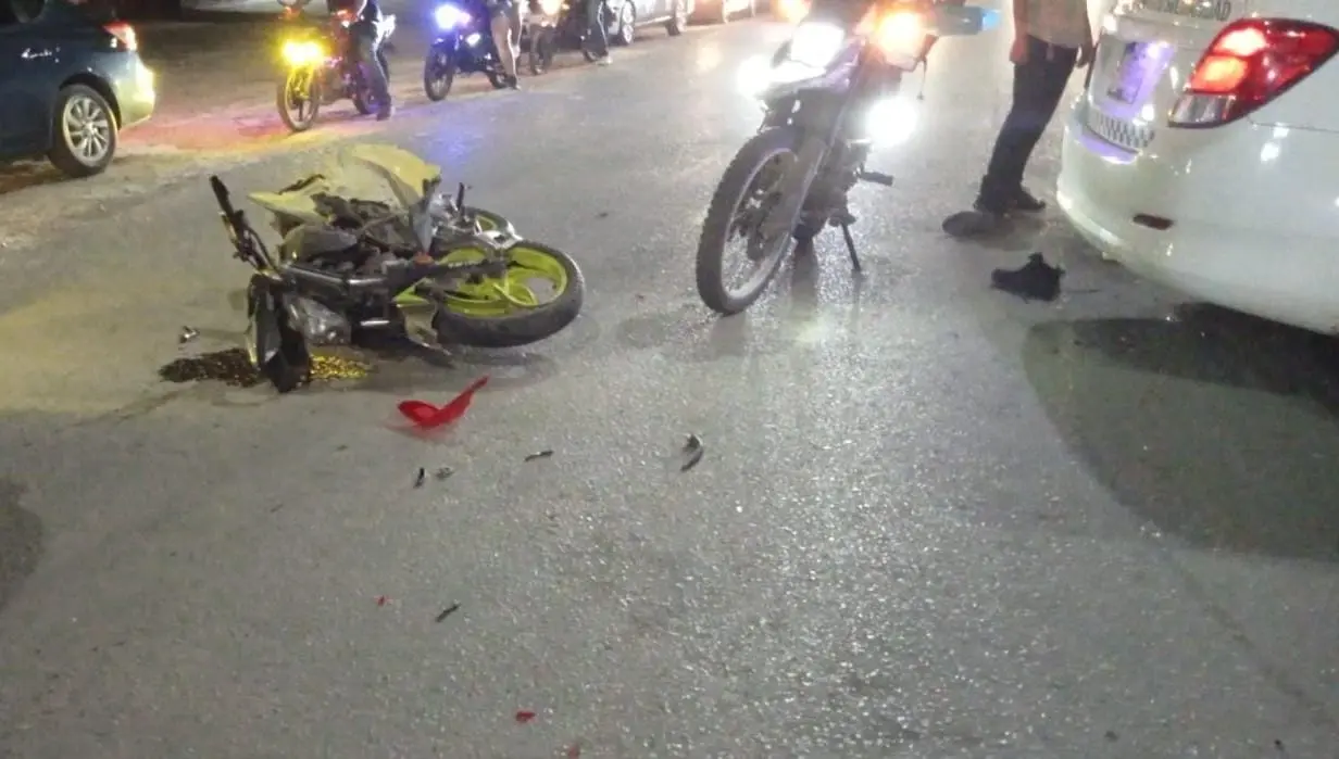 Taxi le corta el paso a motociclista y lo deja lesionado