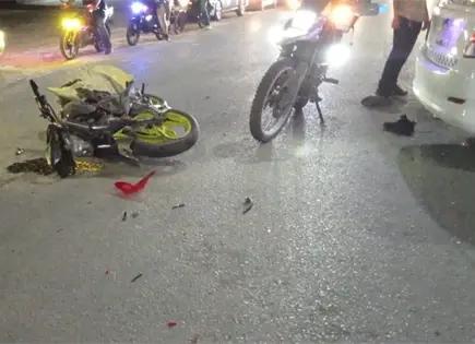 Taxi le corta el paso a motociclista y lo deja lesionado Taxi le corta el paso a motociclista y lo deja lesionado
