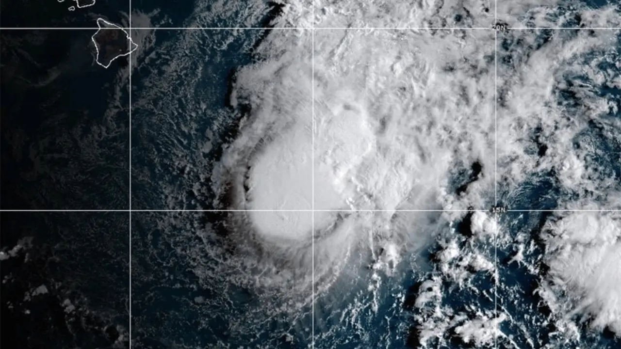 Tormenta tropical Moke se dirige a Hawai con vientos fortalecidos