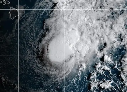 Tormenta tropical Moke se dirige a Hawai con vientos fortalecidos