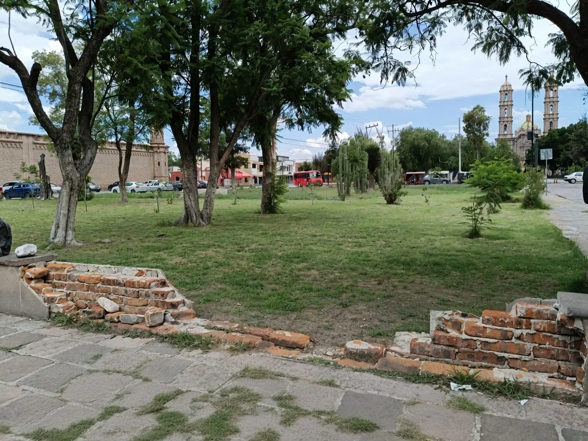 Una jardinera rota que nadie quiere reparar