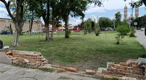 Una jardinera rota que nadie quiere reparar