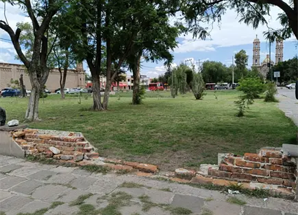 Una jardinera rota que nadie quiere reparar Una jardinera rota que nadie quiere reparar