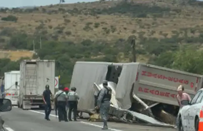 Vuelca tráiler ganadero en la carretera a México