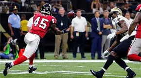 49ers compran a Deion Jones