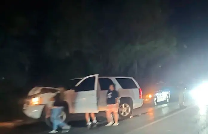 Camioneta corta la luz en La Virgen