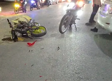 Choca taxista contra motociclista