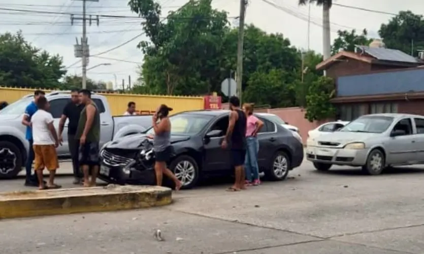 Choque manda camioneta al camellón en Lázaro Cárdenas