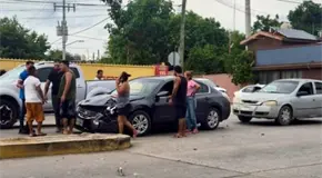 Choque manda camioneta al camellón en Lázaro Cárdenas