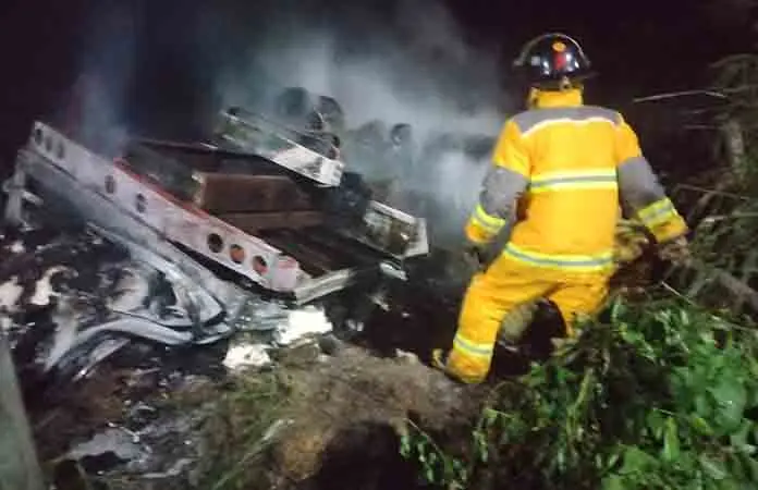 Colisión entre autos termina en incendio