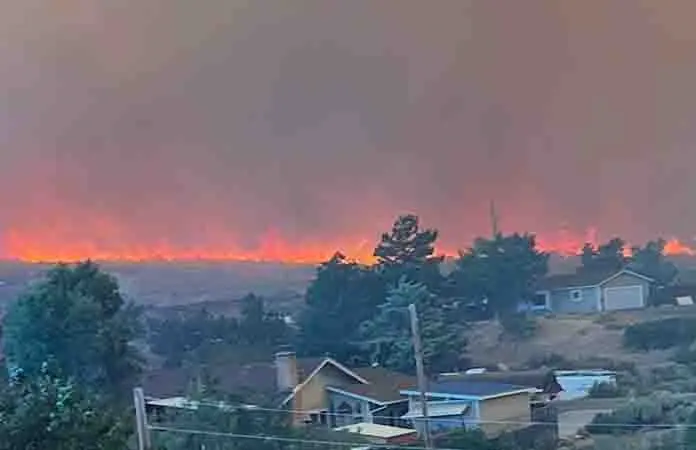 Fuego amenaza la ciudad de Reno