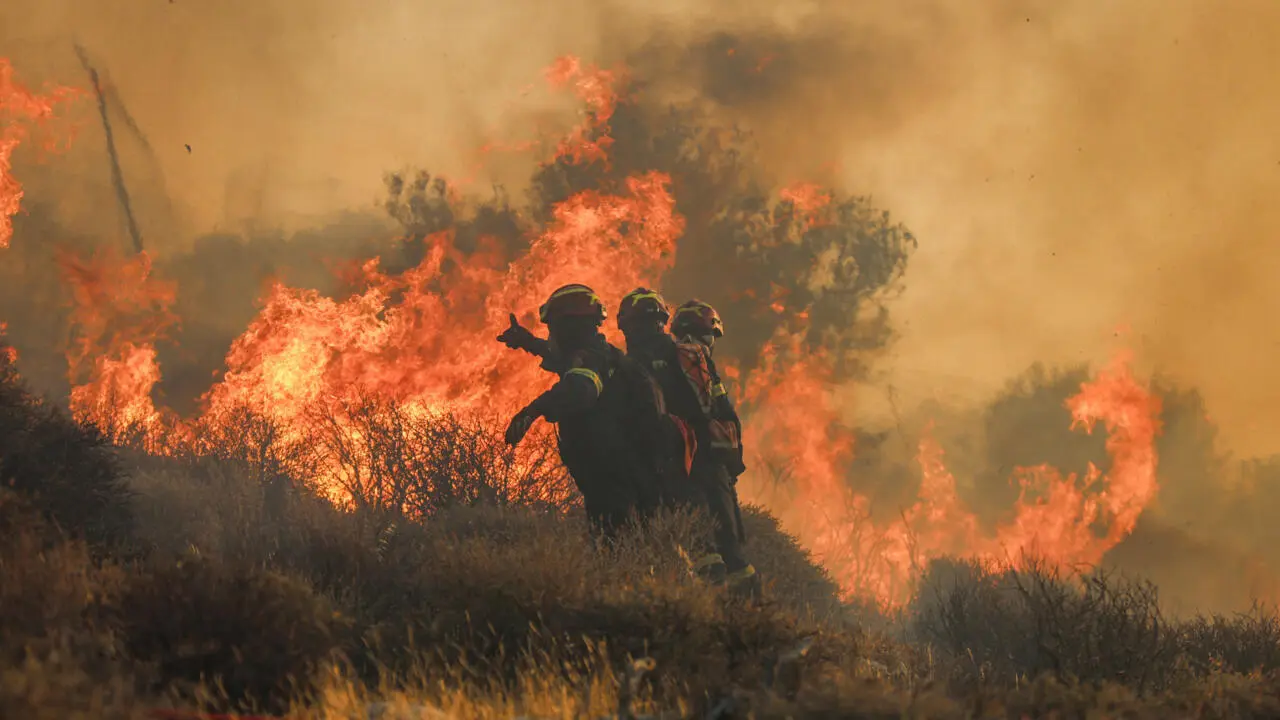 Grecia arde bajo calor de hasta 48 grados de sensación térmica