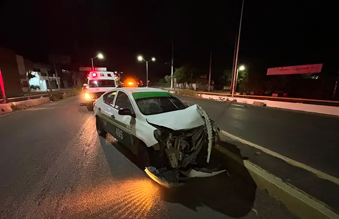 Impacta taxista contra camellón del Bulevar CJB