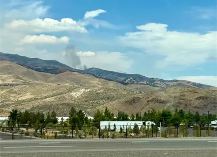 Incendio forestal amenaza la ciudad de Reno y obliga a evacuar a miles