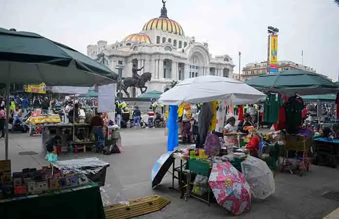 La Alameda Central, plagada de ambulantes