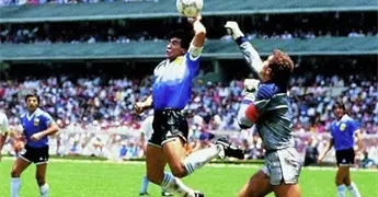 Millonaria subasta por el bal&oacute;n m&aacute;s famoso de Maradona