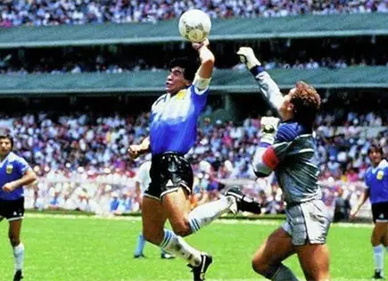 Millonaria subasta por el bal&oacute;n m&aacute;s famoso de Maradona