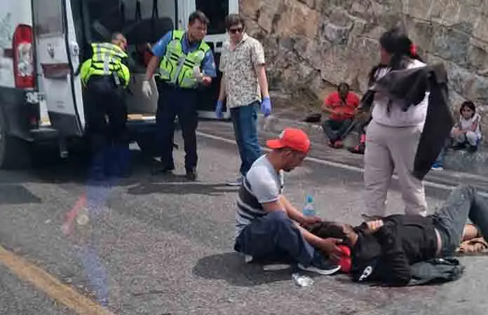 Motociclista sobrevive a accidente carretero