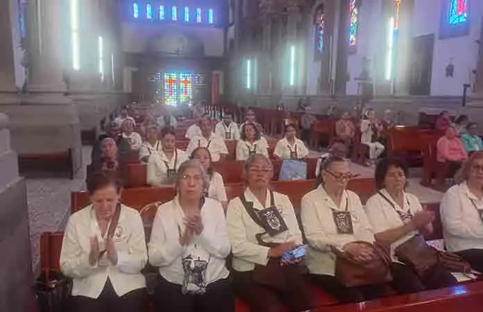 Oran grupos católicos por víctimas de sismos