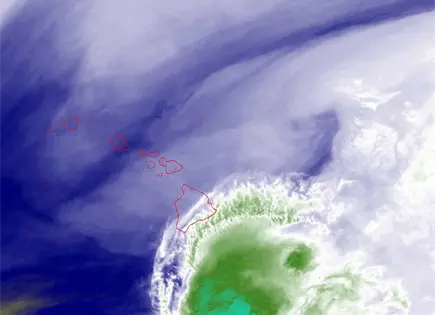 Tormenta tropical Moke descarga lluvias en Isla Grande de Hawaii
