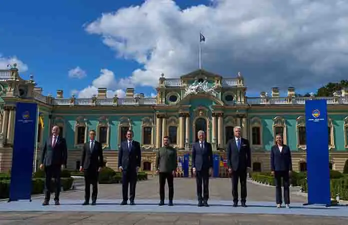Ucrania honra su bandera