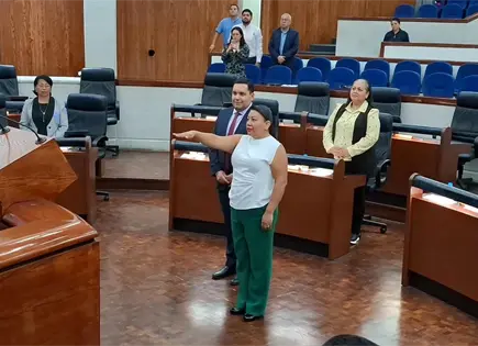 Yaniria Santiago rinde protesta como diputada suplente Yaniria Santiago rinde protesta como diputada suplente