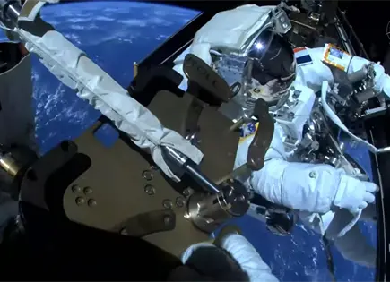 Astronautas salen al espacio para reforzar la conexi&oacute;n de la EEI con la Tierra