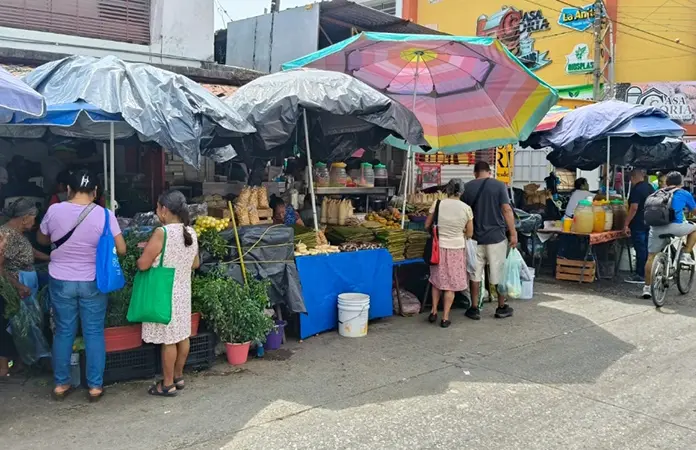 Avanza el reacomodo de comerciantes ambulantes