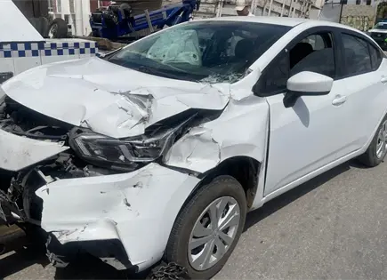 Choque y volcadura en Soledad; s&oacute;lo da&ntilde;os