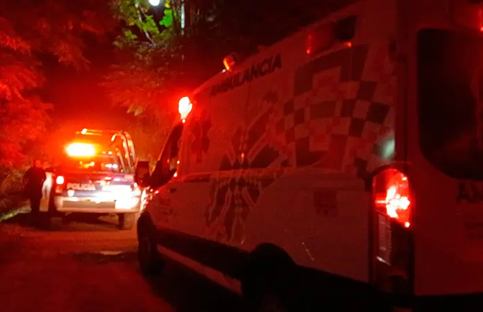 Derrapa motociclista, cae a canal de la Media Luna
