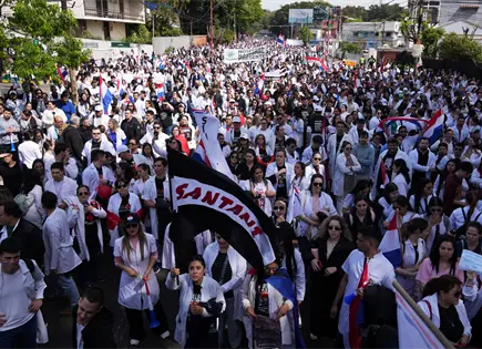 Médicos de Paraguay inician huelga nacional para exigir mejoras laborales Médicos de Paraguay inician huelga nacional para exigir mejoras laborales