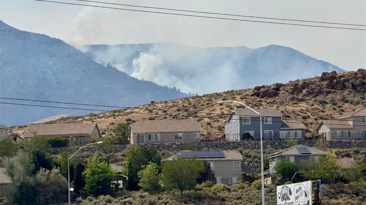 Nevada ordena evacuar a 90 mil personas mientras crece incendio forestal