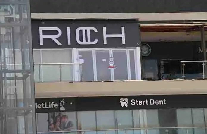 Se quejan familias por entrega del local del bar Rich