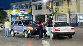 Autom&oacute;vil en sentido contrario protagoniza choque en Himno Nacional