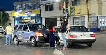 Autom&oacute;vil en sentido contrario protagoniza choque en Himno Nacional